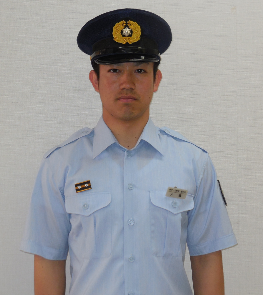 夏季の制服をきた男性の写真