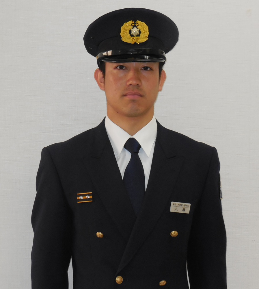 冬季の制服をきた男性の写真