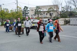 徒歩で避難をの写真