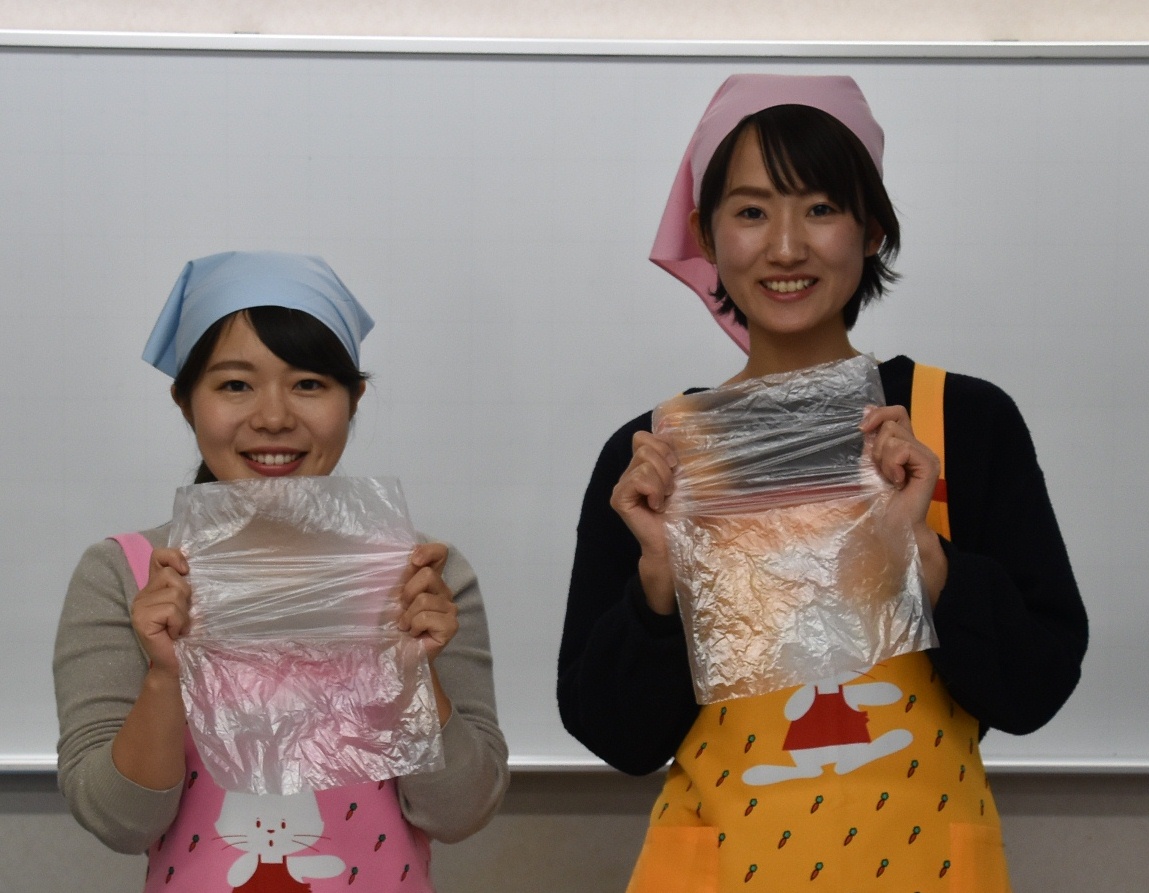 パッククッキング用のポリ袋を持つ栄養士2人