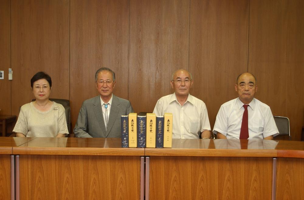  右から、佐田茂編集委員長、赤司岩雄副編集委員長、市瀬洋子委員