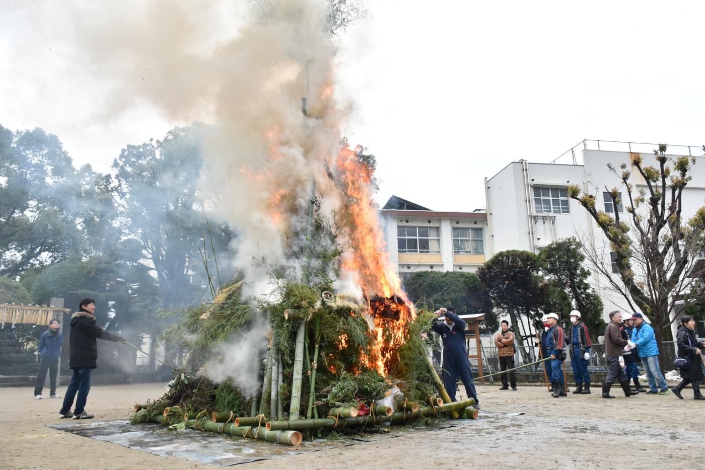 どんと焼きの様子