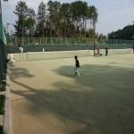 旭ヶ丘テニスコートでテニスをする人々