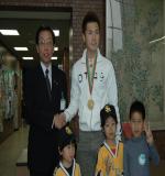 子ども達と杉内投手と井本市長の写真