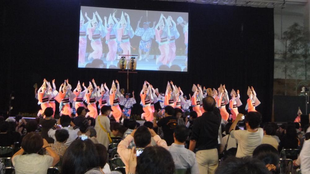 日本女性会議2013で踊る人たち