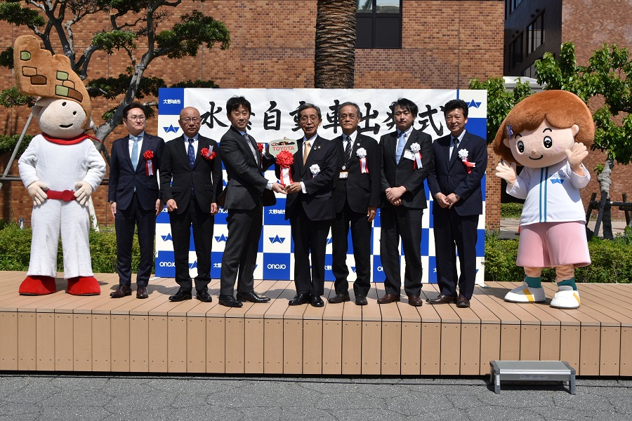 水素自動車出発式集合写真