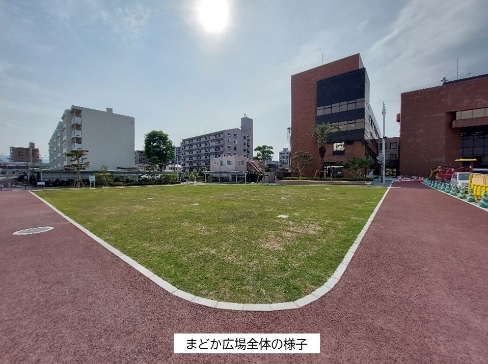 広場全景の画像