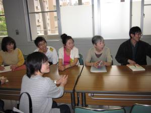 協会スタッフと交流している様子