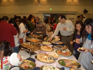 国際交流パーティでの食事の様子