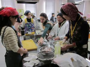 ゴルドバ家庭料理を作っている様子