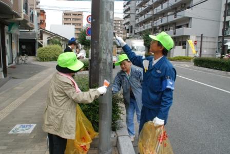 違反広告物を撤去している写真
