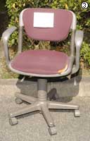 品物にシールを貼る画像