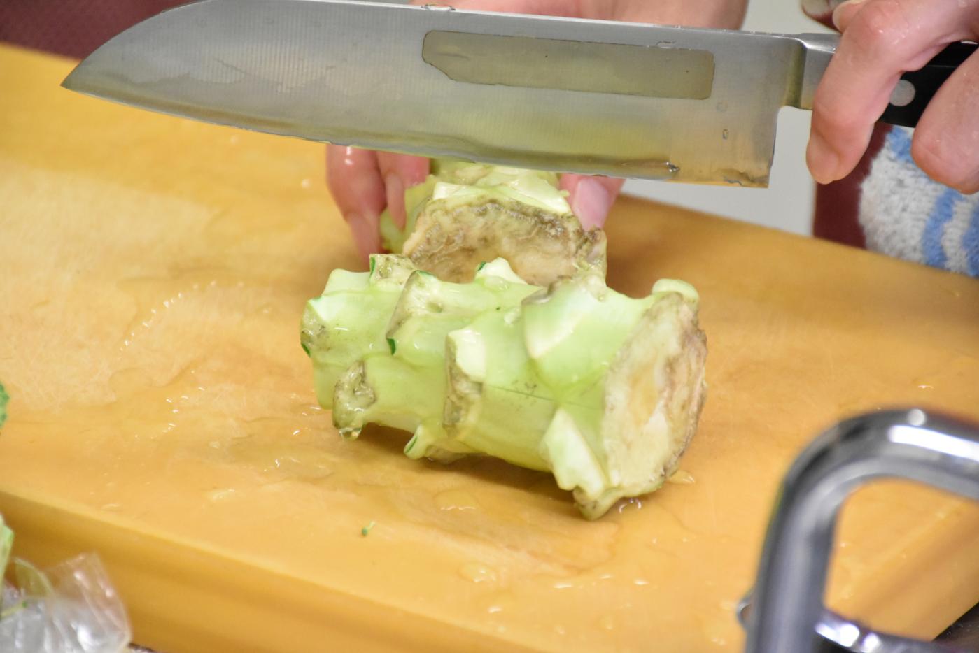 茎の不要な部分を包丁で切る