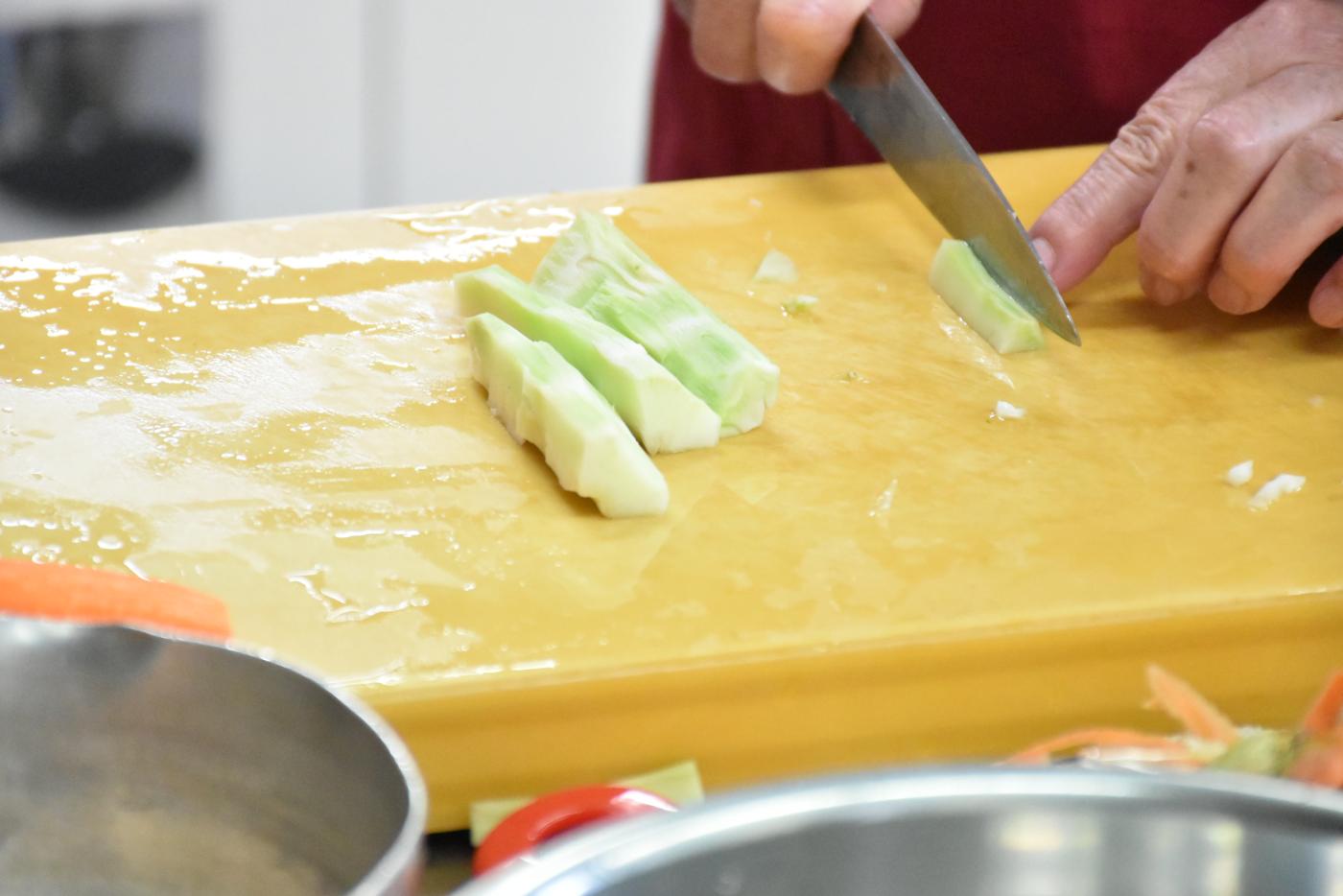 茎を千切りにする