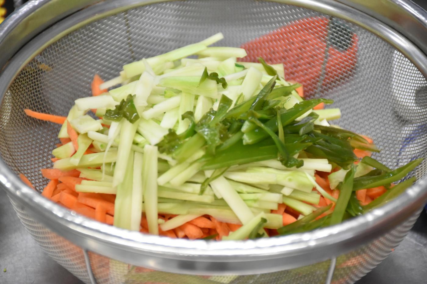 にんじん、ピーマンも同じように千切りにする