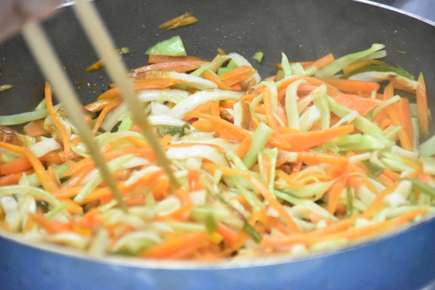 野菜と調味料を入れて炒める