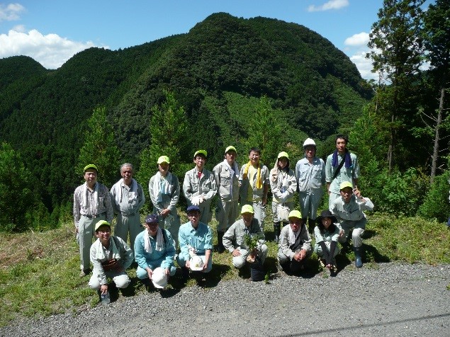 水源を守る活動参加者の集合写真