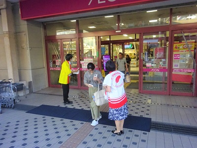 赤い羽根共同募金街頭啓発活動（イオン大野城）写真