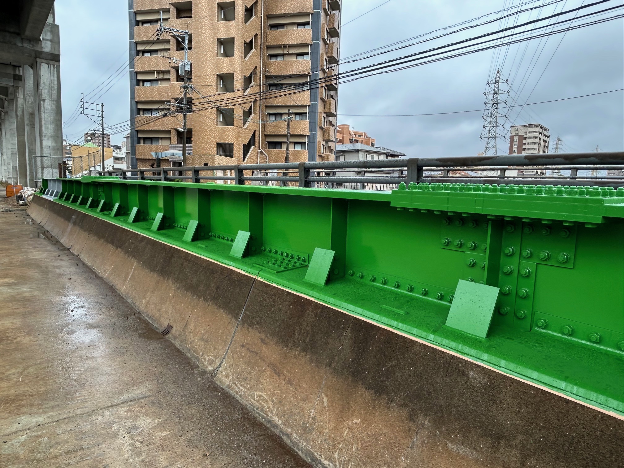 260225_牛頸川鉄道橋広場塗装工事（塗装後）